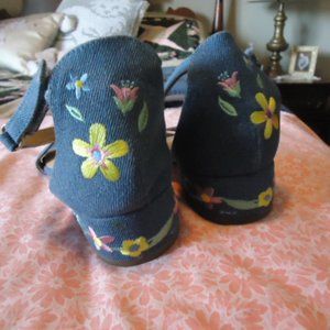 American Eagle NEW floral sandal w/ankle strap ladies sz 9 or girls 6